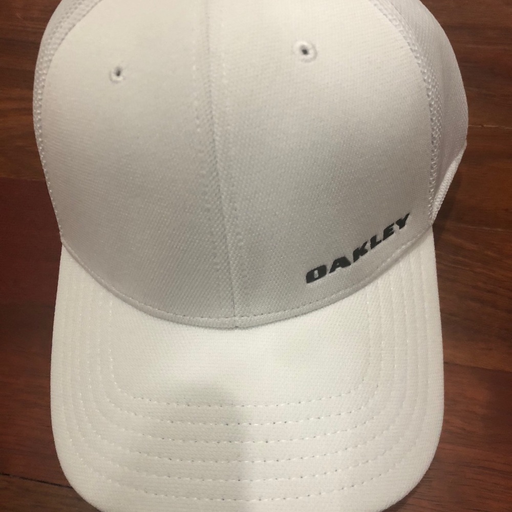 NWT Oakley Silicone Bark Trucker Hat L/XL